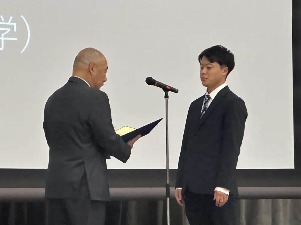 表彰される佐久間竜さん（D1）